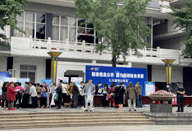 和平區(qū)成功舉辦第13屆'5.15政務(wù)公開(kāi)日'政策咨詢活動(dòng)，重點(diǎn)提供衛(wèi)健及社會(huì)經(jīng)濟(jì)咨詢服務(wù)